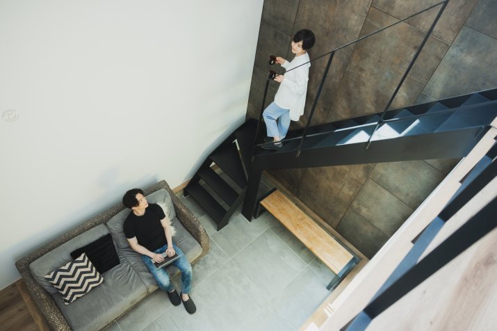 メゾネットの部屋にいる男性と女性