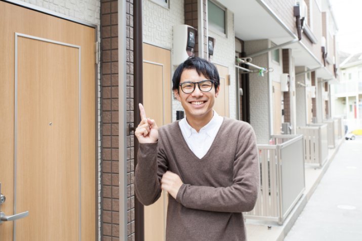 アパートの廊下にいる男性