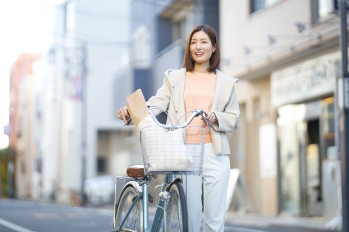 自転車を押す女性