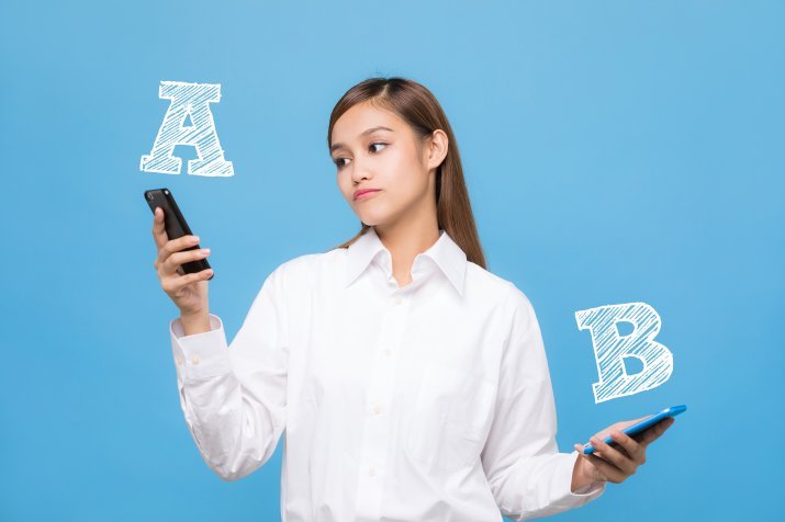AとBで悩む女性