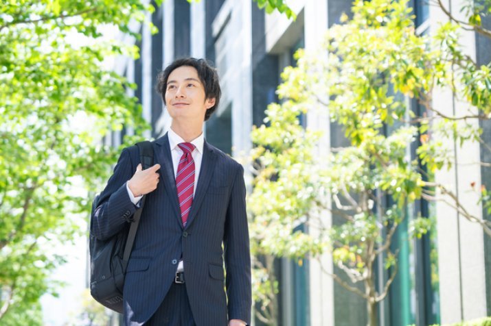 通勤する男性