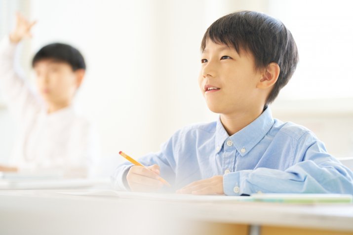 授業中の小学生