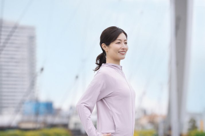 川沿いをランニングする女性