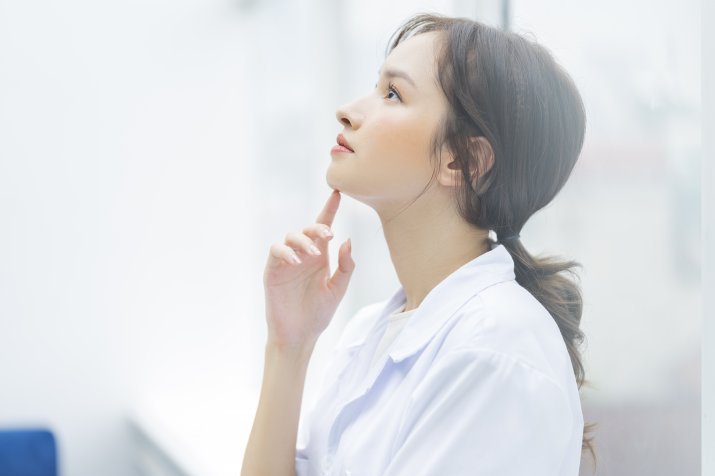 何かを考える女性