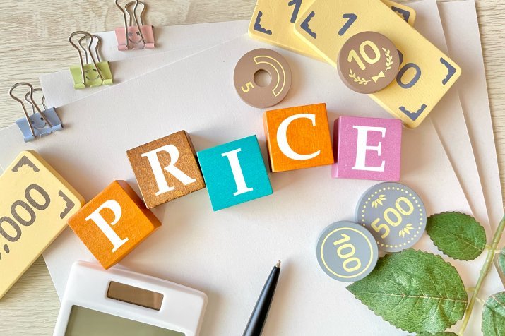 PRICEの文字とおもちゃのお金