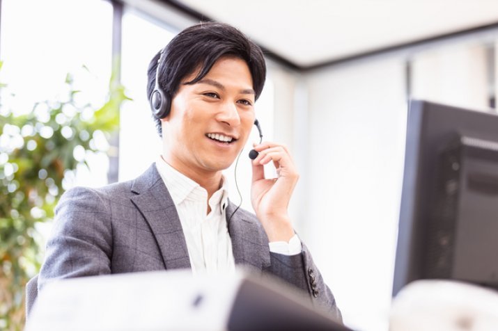 IT重説をする男性スタッフ