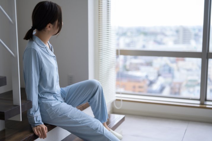 階段に腰掛ける女性