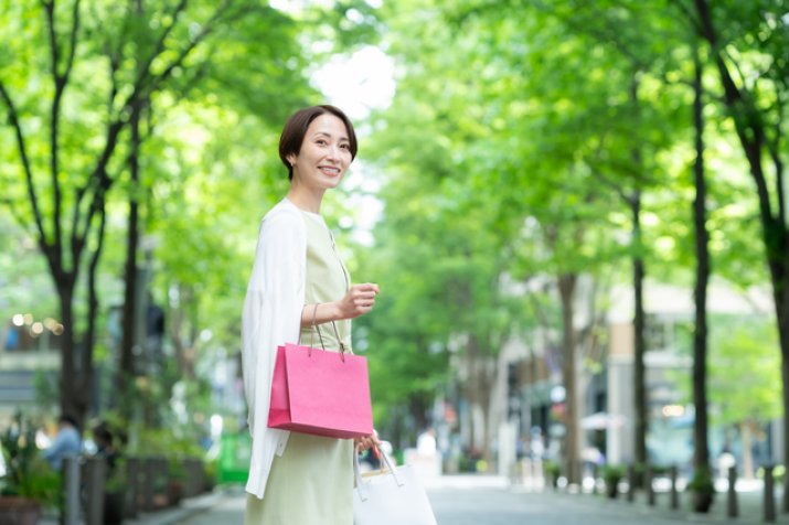 買い物をする女性