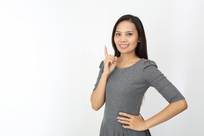 解説する女性