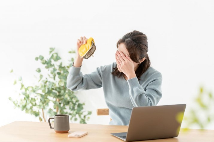 A woman with an empty wallet