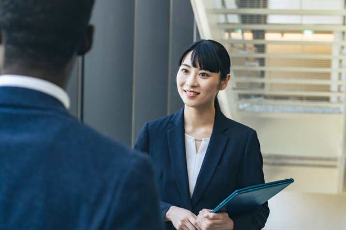 外国人を接客する不動産会社スタッフ