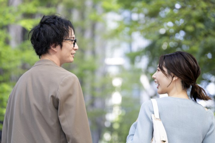 街を歩く男女