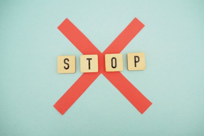 STOPの文字とバツ印