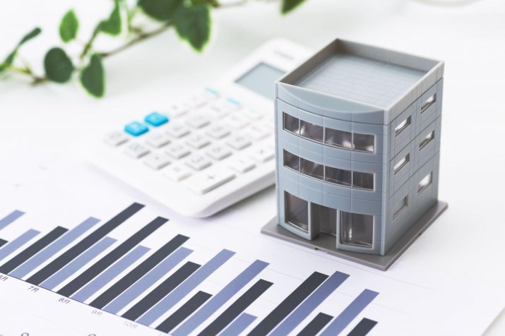 Data documents and a model of the apartment building.